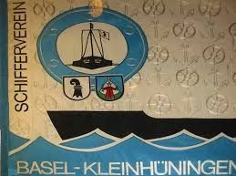 Die Flagge befindet sich im Top unseres Schiffermastes, mit Ausnahme der Adventszeit, in welcher ein Stern unser Masttop ziert.Es gibt auch kleinere Exemplare in unserem shop zu kaufen.